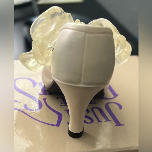 Just the Right Shoe Tying the Knot - Picture 3 of 9